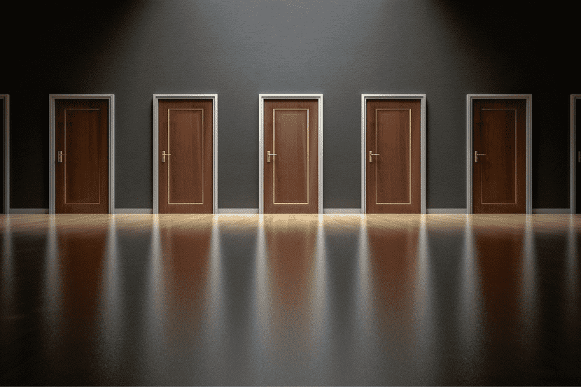 Viele Türen - Hinter einer dieser Türen liegt die Lösung. 